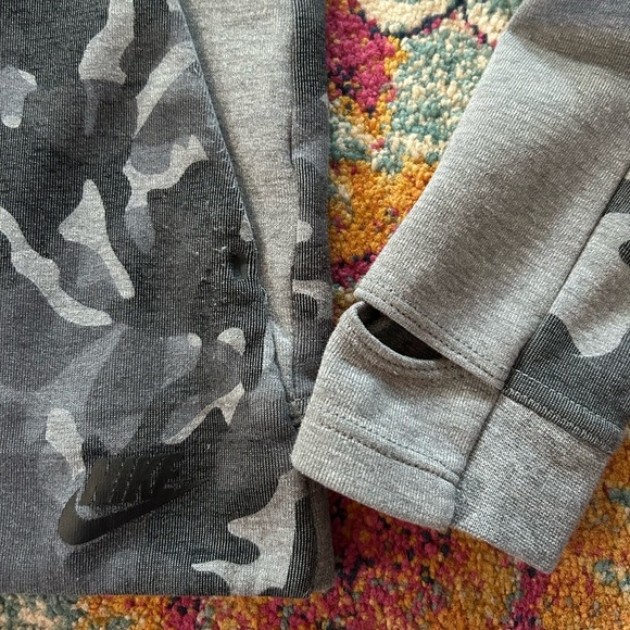 🔥Nike | Women’s grey camouflage color block back zip crewneck top, thumb hole XS - Picture 11 of 16
